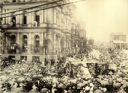 Floats passing by the Treasury Building during Commonwealth Day celebrations, Brisbane, 1901