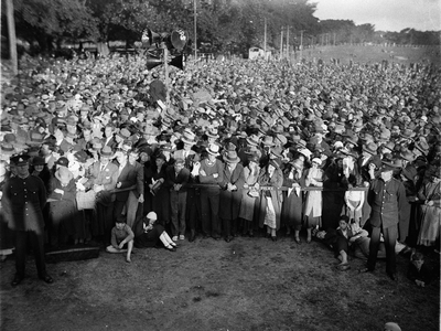 Crowd listening to Jack Lang.